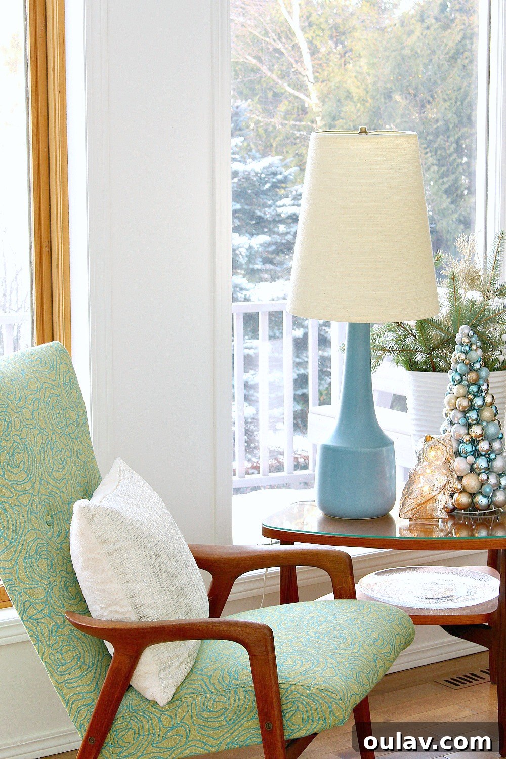 Frosty Blue & White Holiday Style 6 Wintry Blue and White Living Room Decor Ideas