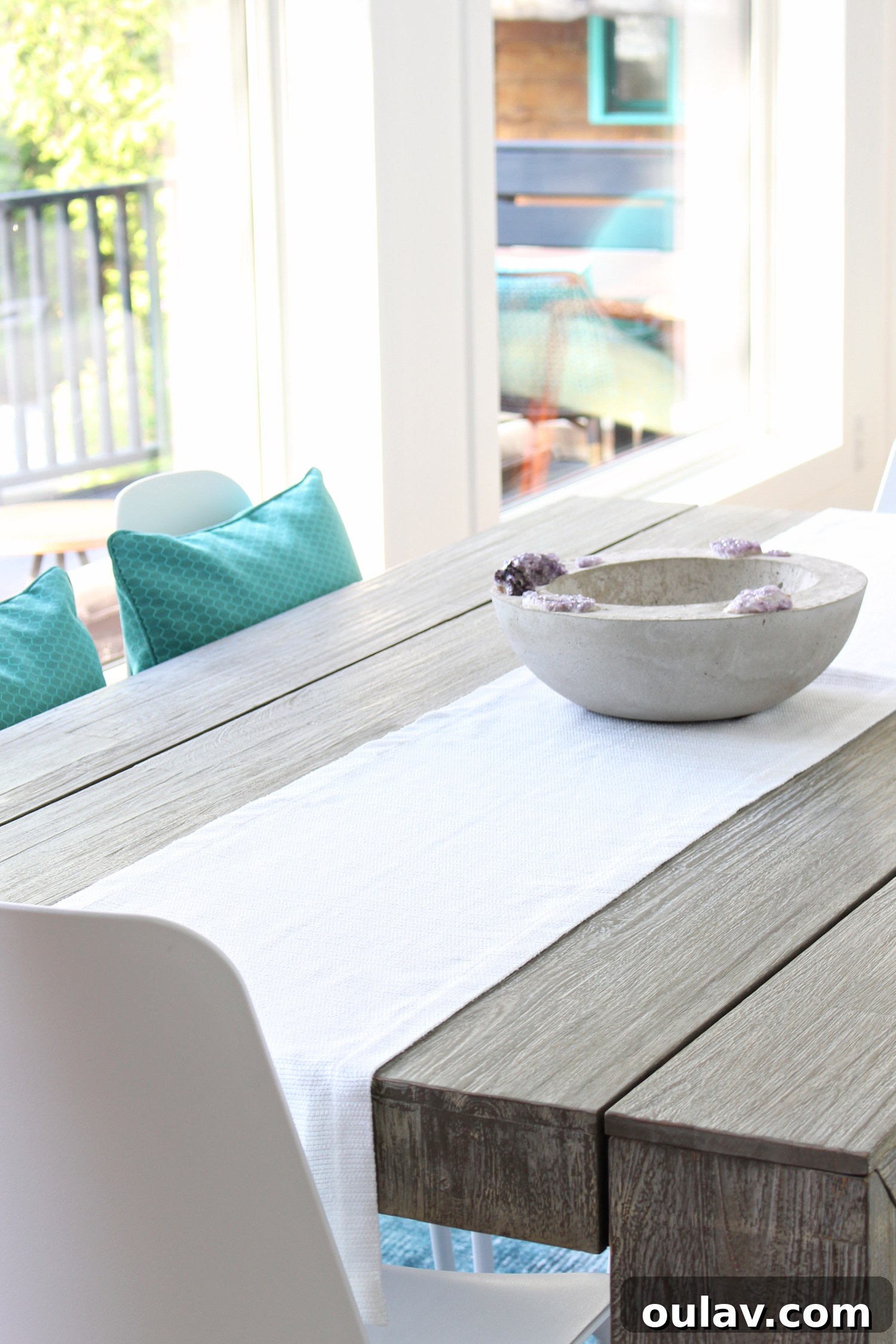 Loom and Table's Summer Dining Oasis 23 Elegant white table runners for modern home entertaining