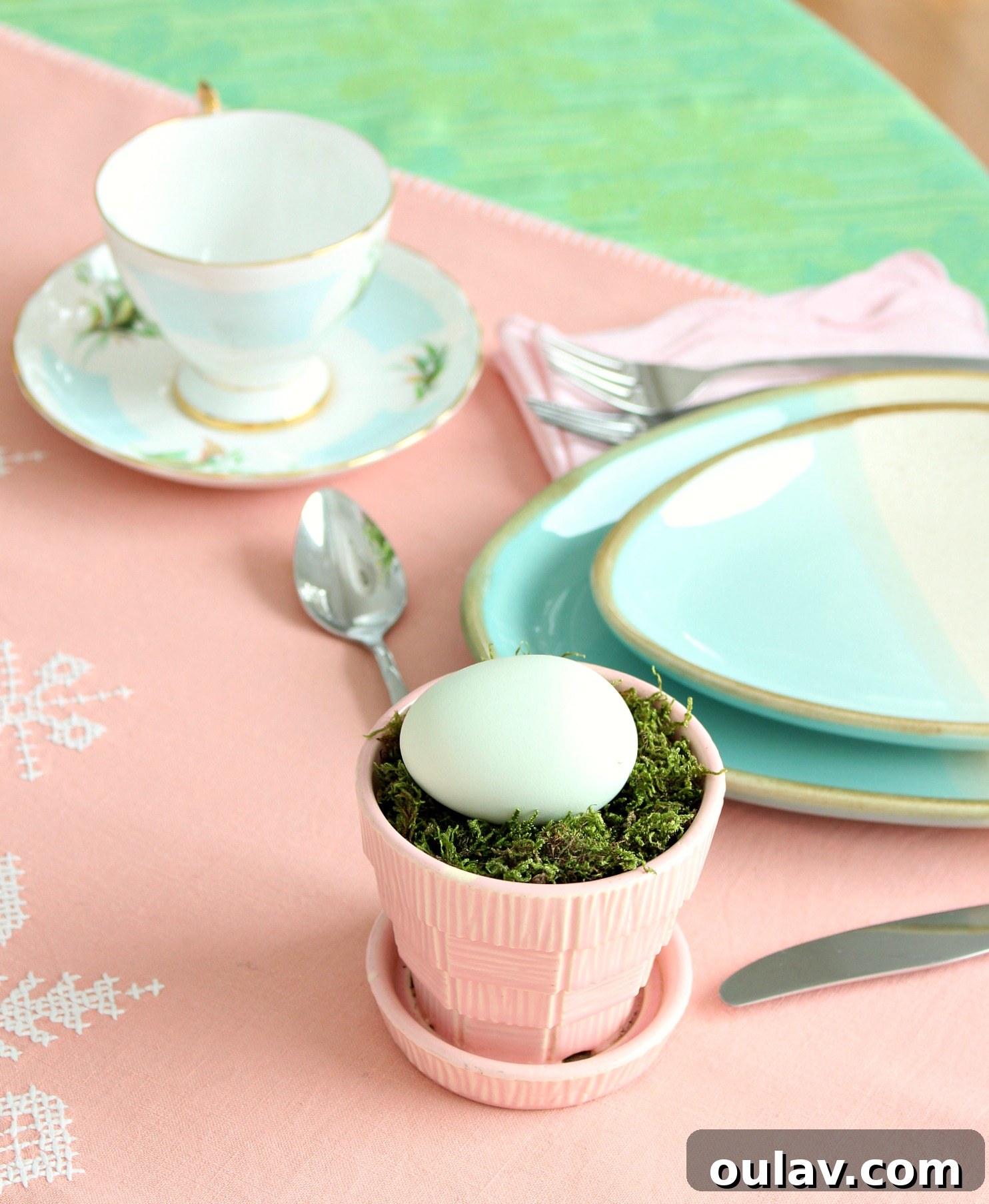 Thrifted Blooms: Vintage Charm for Your Spring Dining Room 20 Egg Themed Spring Tablescape - Creative Decor
