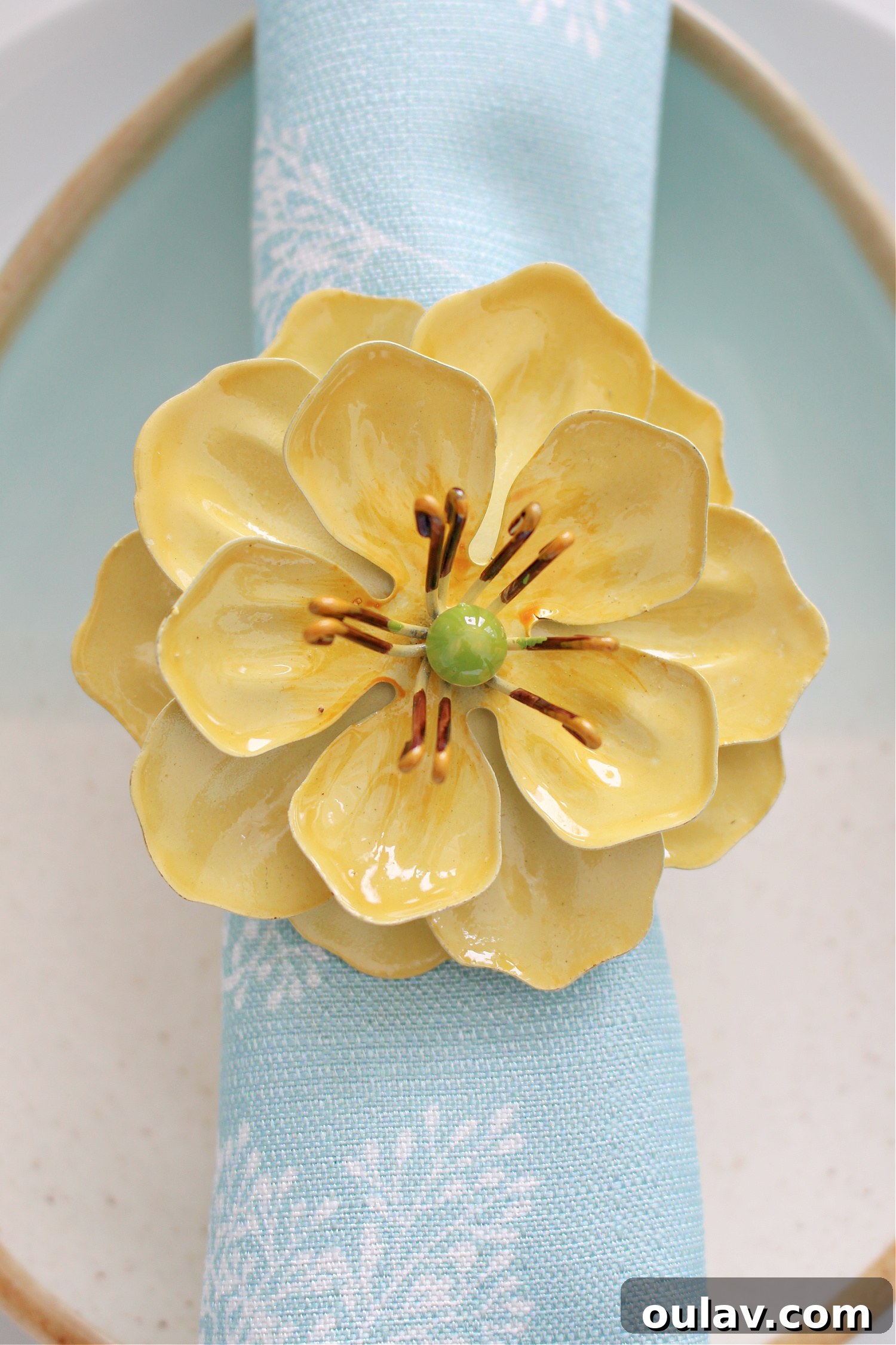 Thrifted Blooms: Vintage Charm for Your Spring Dining Room 7 Vintage Enamel Flower Napkin Rings - A Unique Table Accent