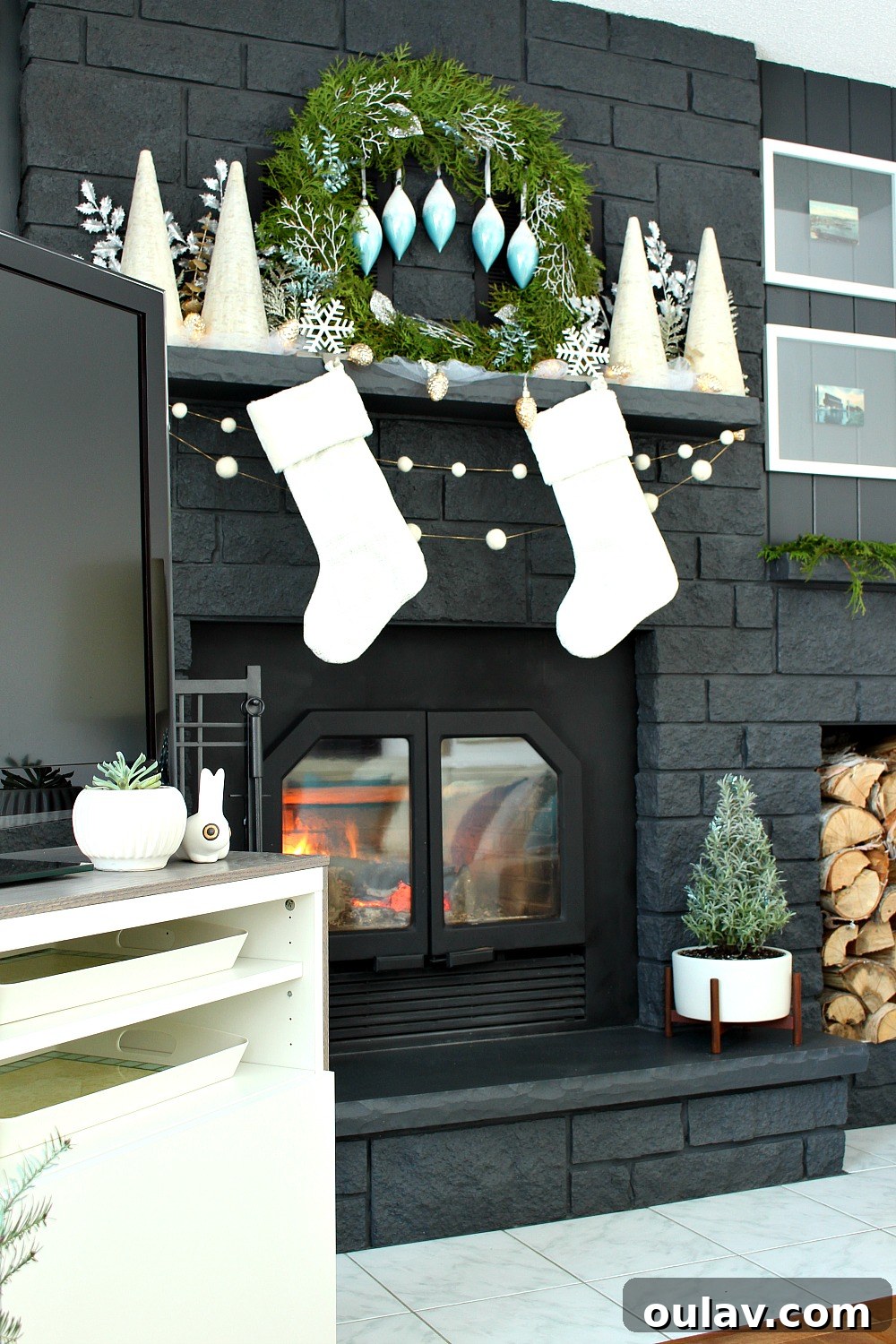 DIY FELT BALL HOLIDAY GARLAND