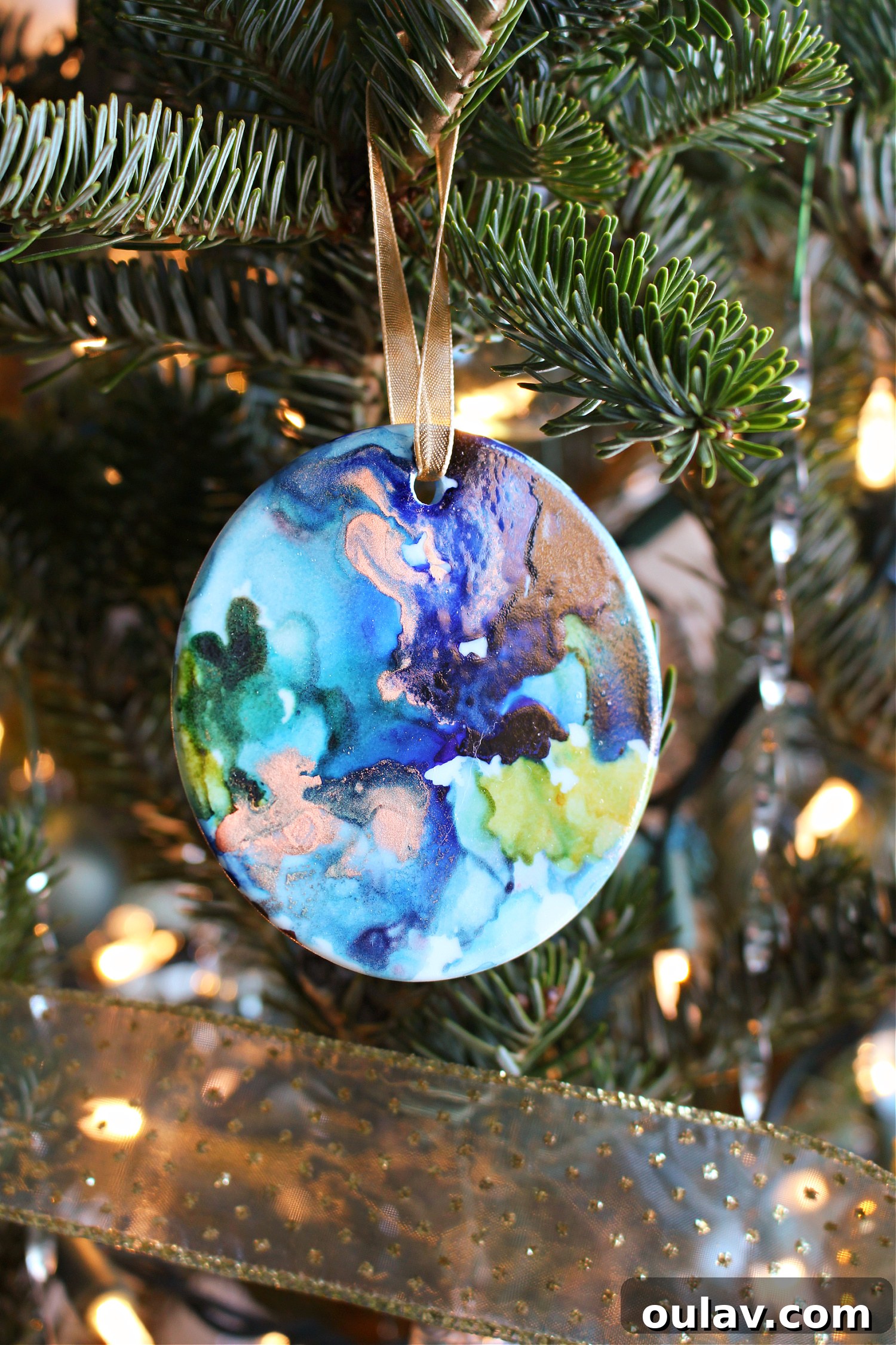 Decorate Ceramic Ornaments with Alcohol Ink 2 DIY Alcohol Ink on Ceramic Ornaments