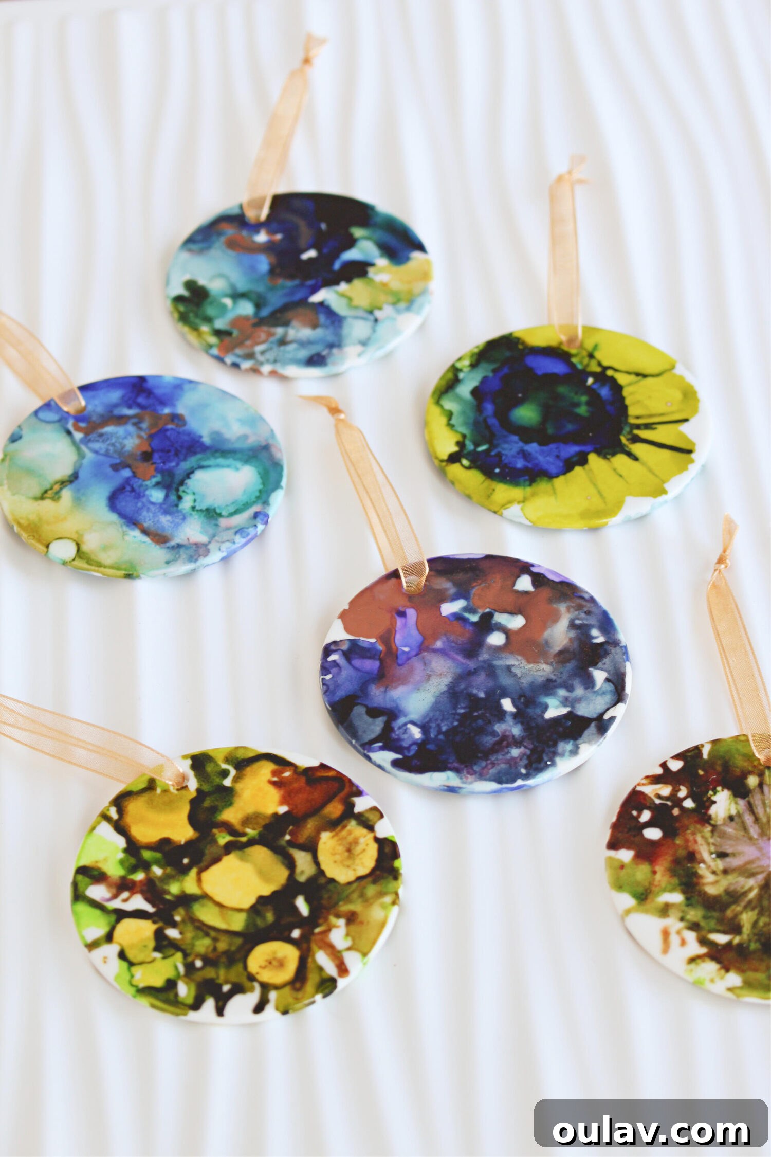 Decorate Ceramic Ornaments with Alcohol Ink 25 DIY Alcohol Ink Ornament Ideas