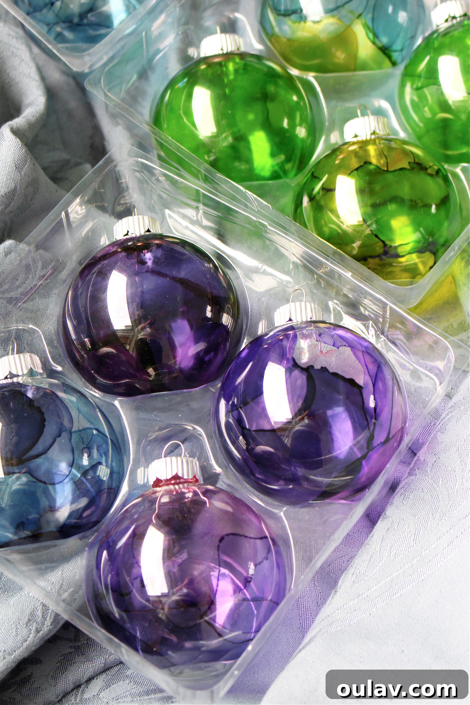 Decorate Ceramic Ornaments with Alcohol Ink 28 DIY Alcohol Ink Ornament Ideas