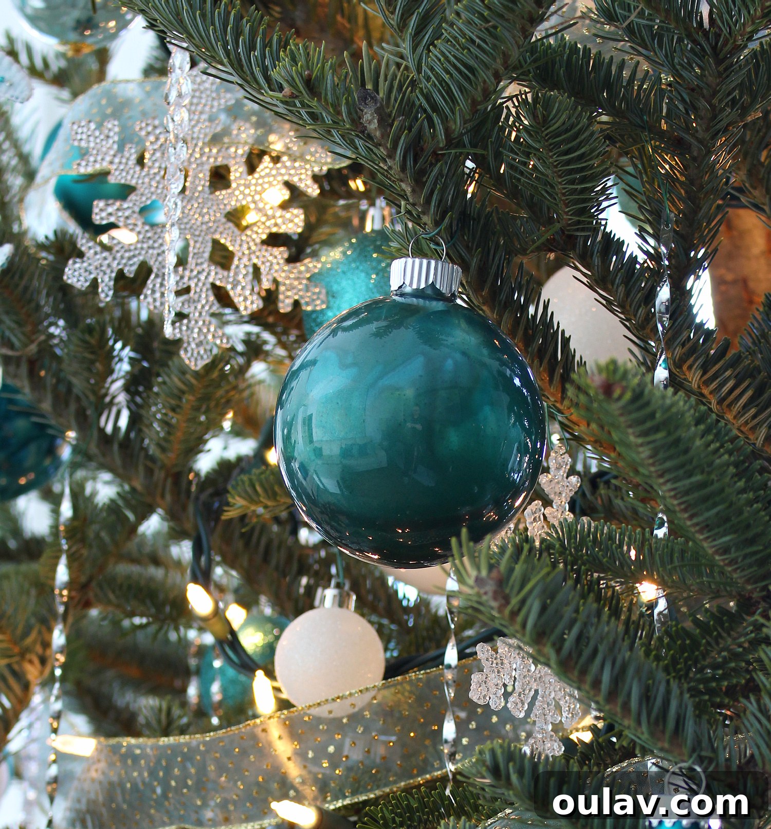 Decorate Ceramic Ornaments with Alcohol Ink 29 DIY Alcohol Ink Ornament Ideas