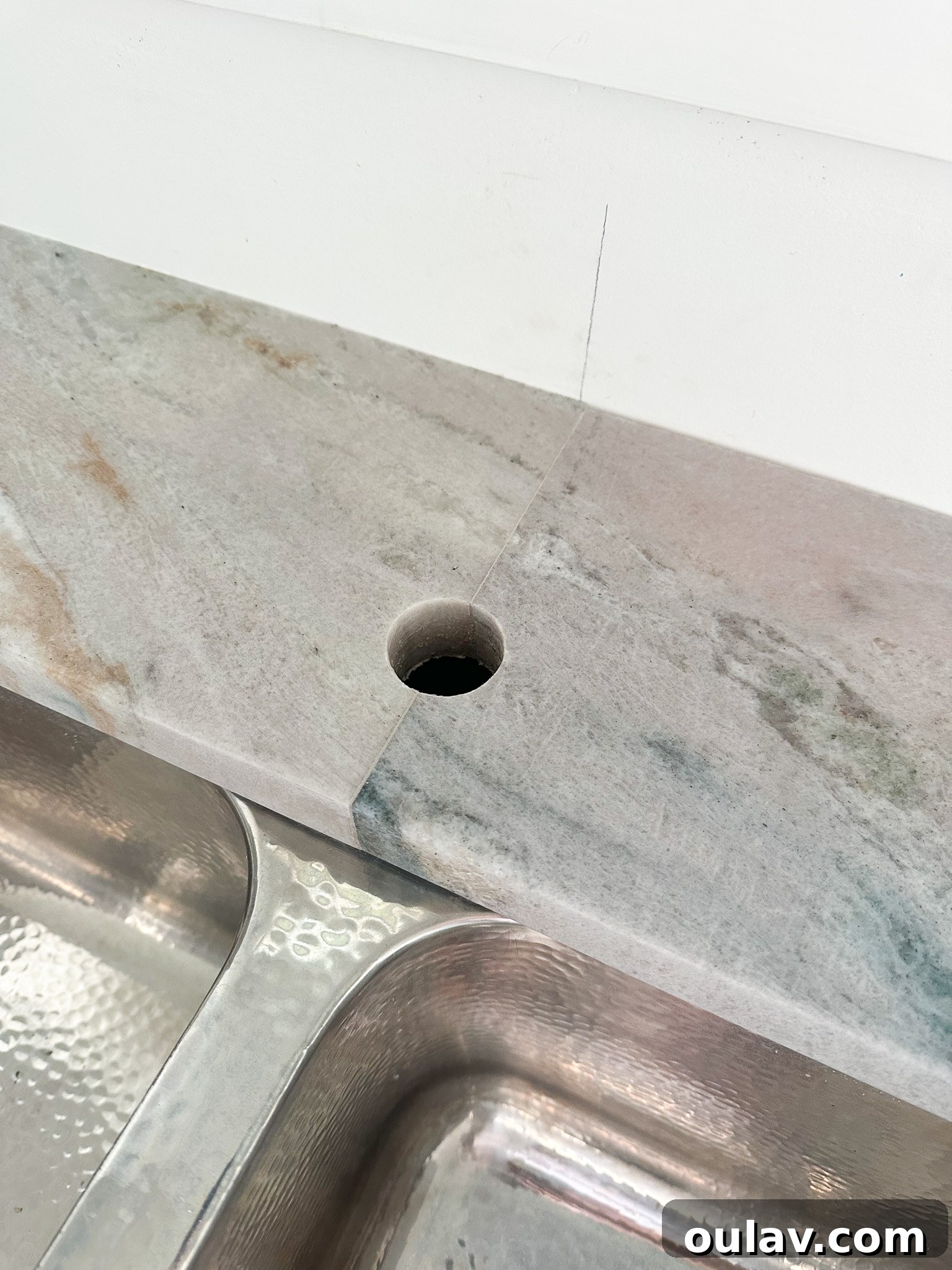 New Portomare Quartzite counter layout with a single seam at the faucet, showcasing flowing veining
