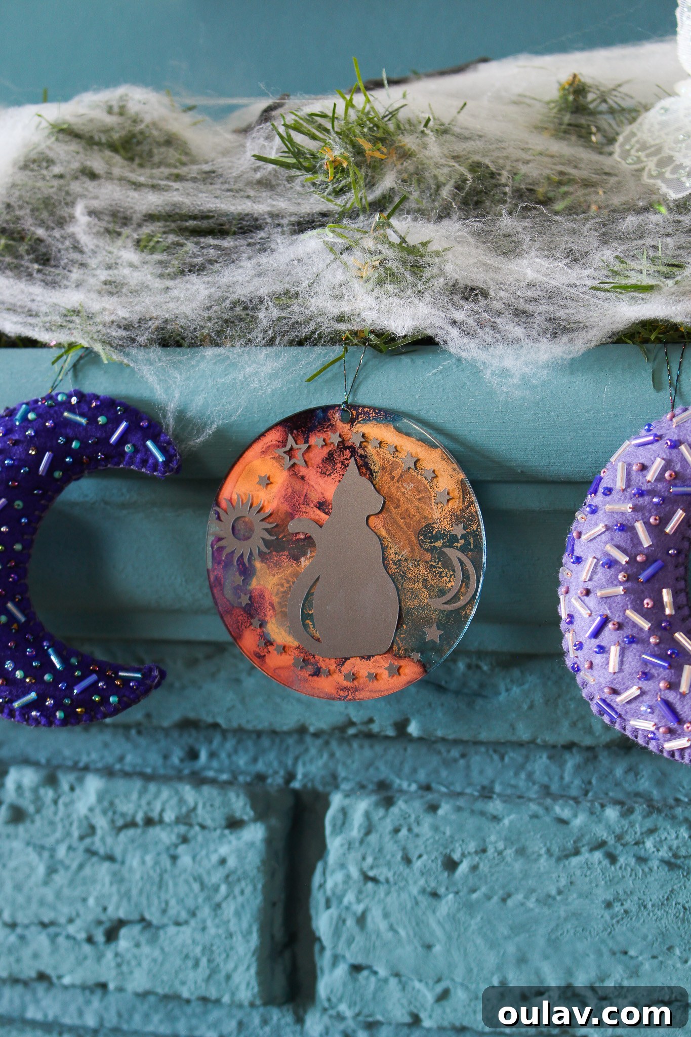 Cricut's Eerie Acrylic Disc Garland 30 Black Cat Cricut Craft Idea