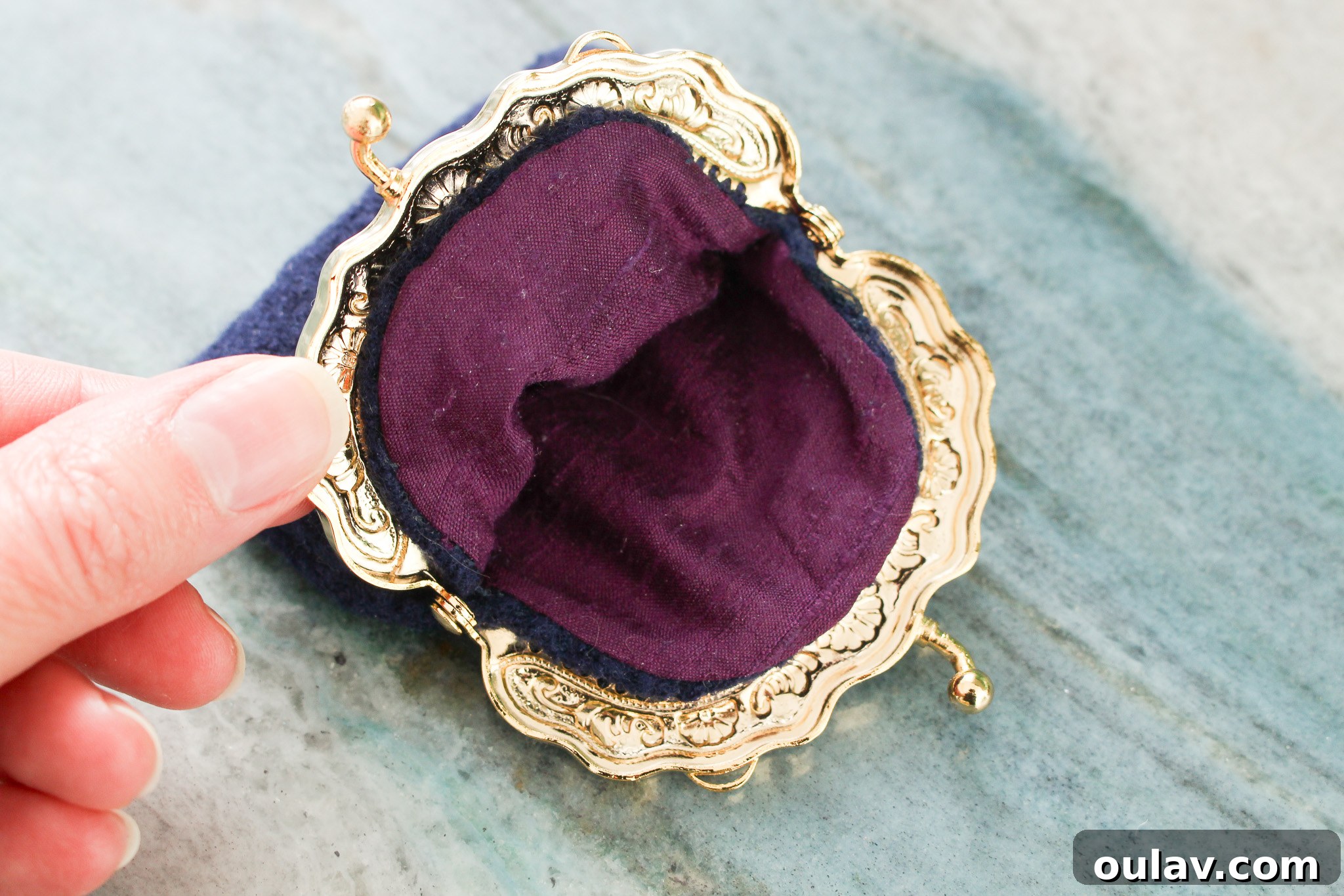 Handmade Beaded Felt Coin Purse with Vintage Clasp 18 What is a Kiss Lock Clasp? - Beaded and Plain Versions