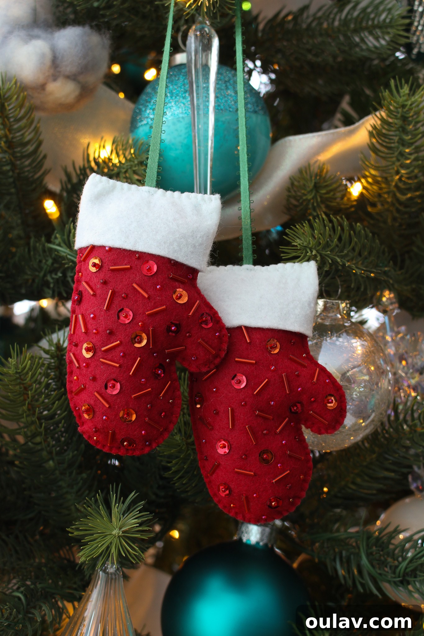 Charming Felt Mitten Garland 2 DIY Felt Mitten Ornament Pattern Template: Transform your felt cookie patterns into unique mitten ornaments, perfect for winter decor.