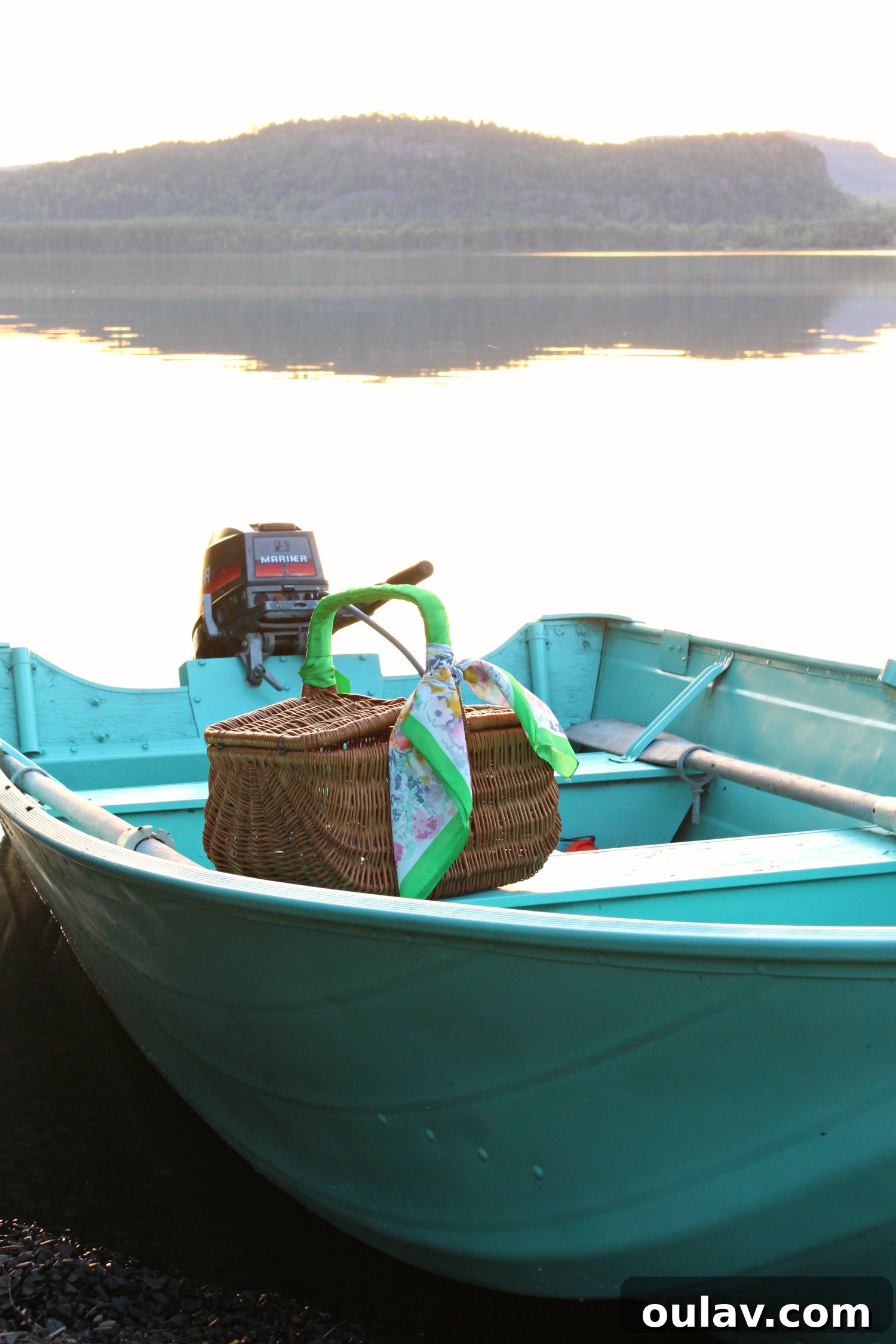 Stunning turquoise aluminum boat after its vibrant Rust-Oleum spray paint makeover.