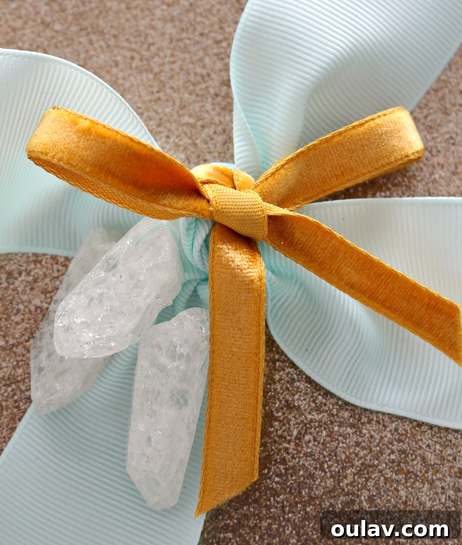Crystal Point Glamour Gift Wrap 7 Close-up of a crystal point gift topper on a sparkling gold gift