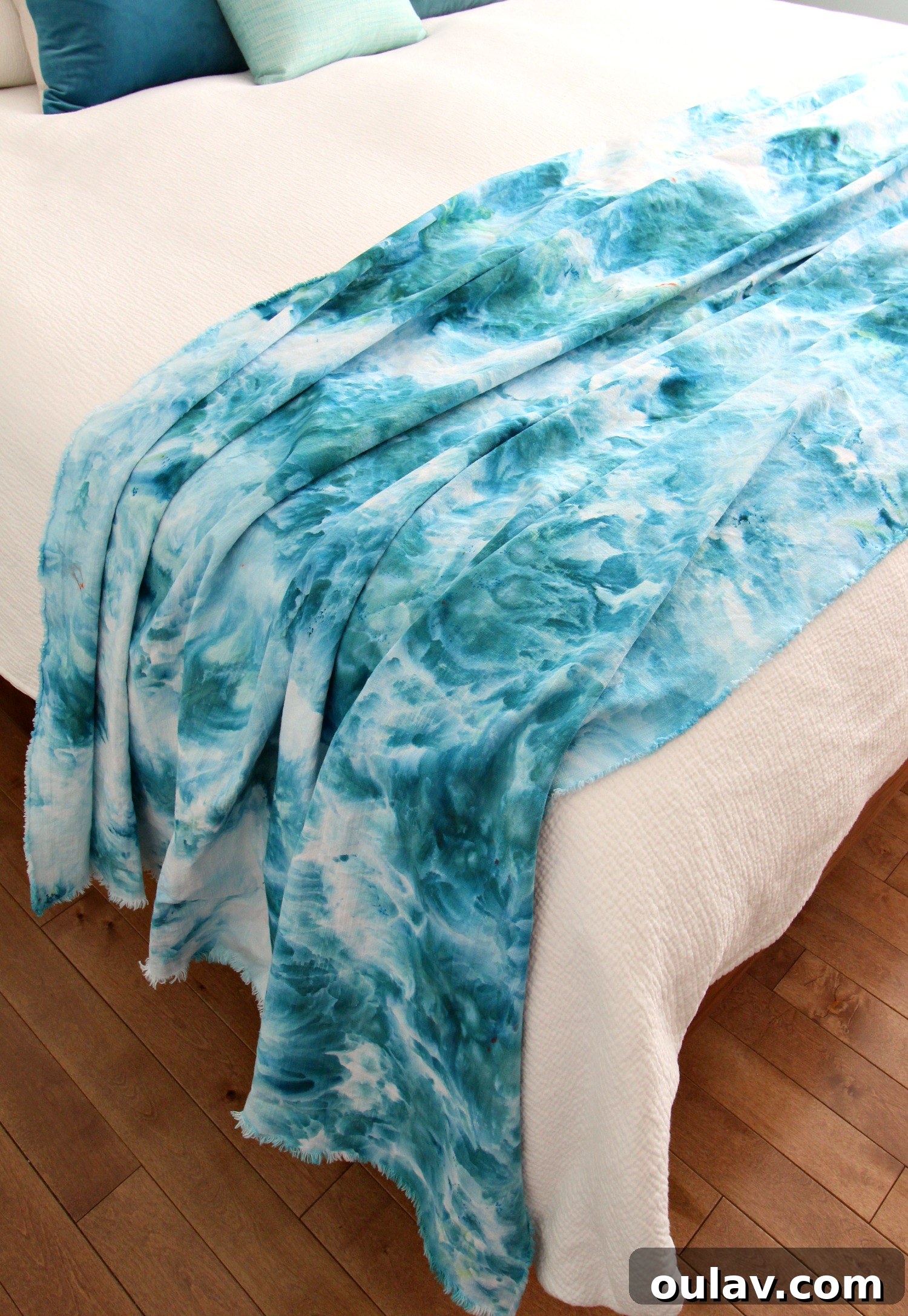 19 Top Picks from Dans le Lakehouse 2019 2 Hand-dyed ice dye throw blanket with intricate patterns and vibrant colors