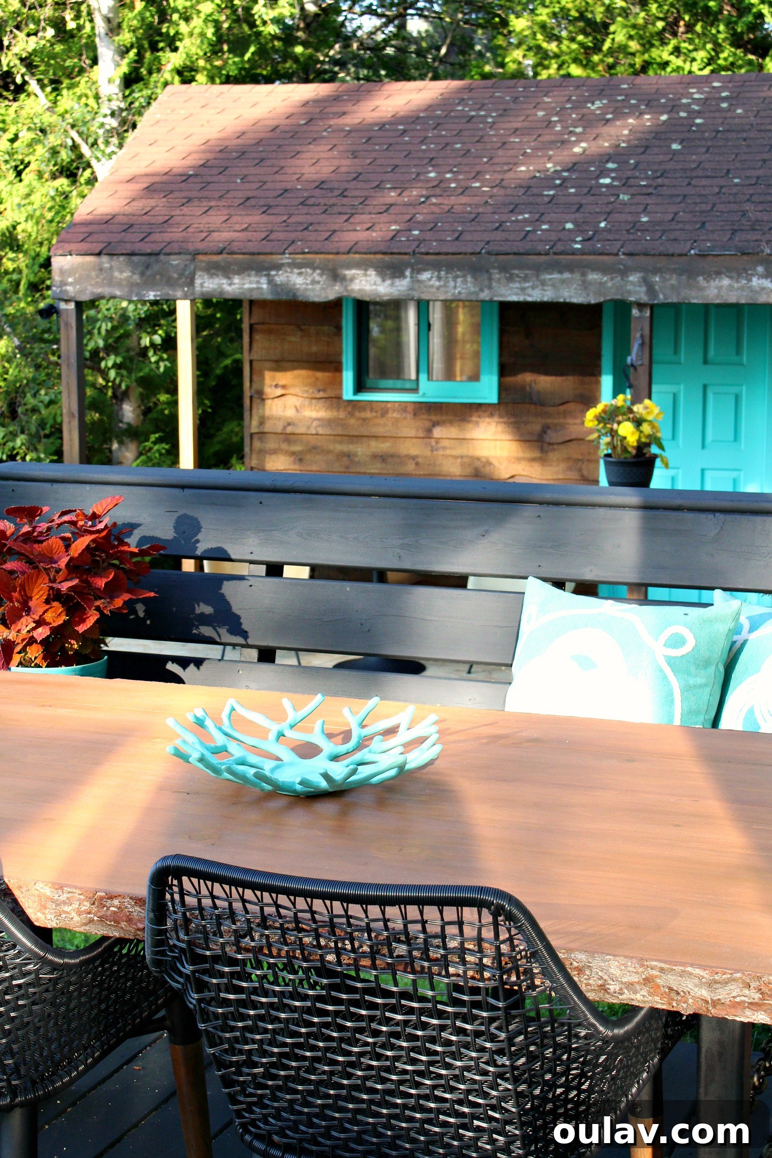 19 Top Picks from Dans le Lakehouse 2019 15 Close-up of the distinctive welded chain legs supporting the live edge patio table